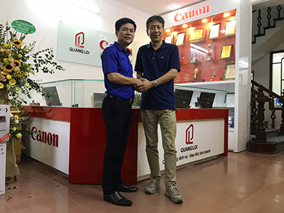 Ông Hiroshi Yokota - Tổng Giám đốc Công ty Canon Marketing Việt Nam bất ngờ ghé thăm VPGD mới của Công ty Quảng Lợi.